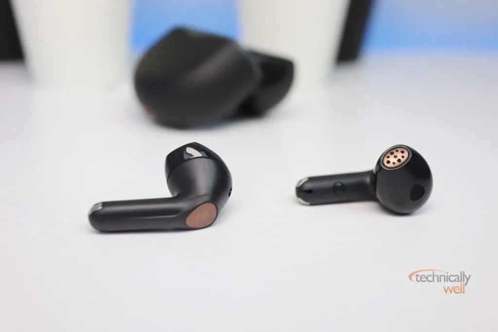 SoundPEATS Air 4 outside of case